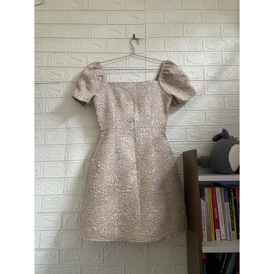 Đầm xốp cổ vuông