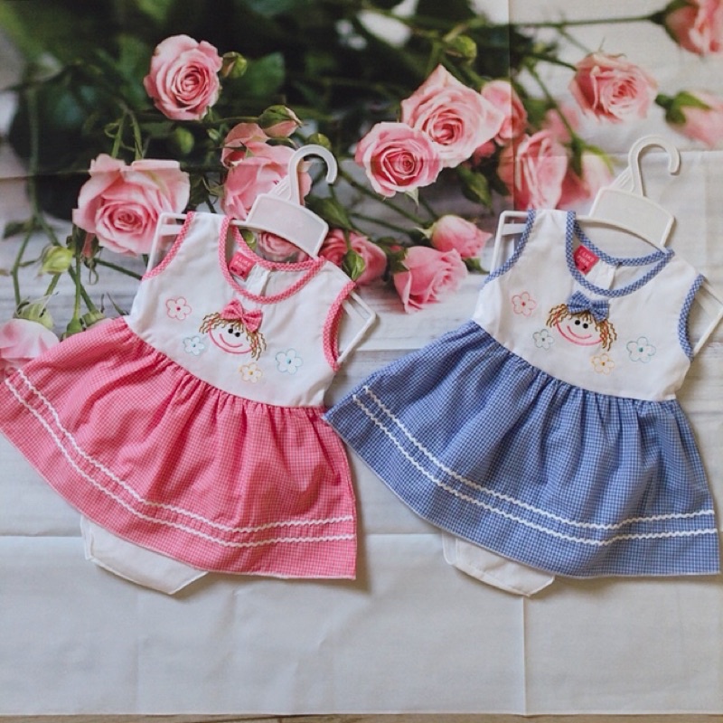 Đầm váy sơ sinh bé gái tặng kèm quần, vải kate caro, thêu vi tính hình baby, dành cho bé từ 0-24 tháng tuổi.