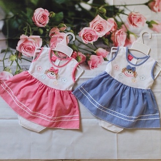 Đầm váy sơ sinh bé gái tặng kèm quần, vải kate caro, thêu vi tính hình baby, dành cho bé từ 0-24 tháng tuổi.