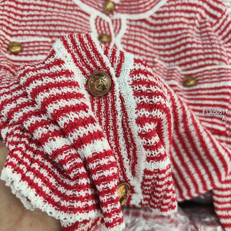 Áo len đỏ sọc gài nút tay dài 1305