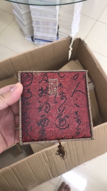 [Sỉ] hộp gấm đựng vòng tay, vòng đá, vòng gỗ, chỉ đỏ 10x10 | BigBuy360 - bigbuy360.vn