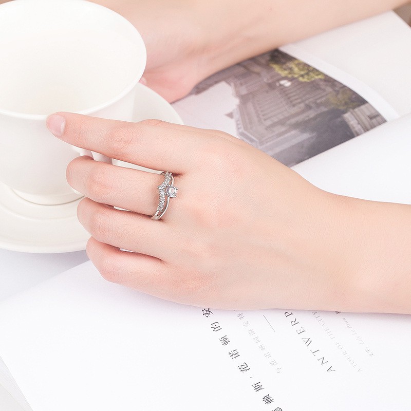 Nhẫn Đính Hôn Kim Cương Pha Lê Vàng Trắng Thiết Kế Sang Trọng Thời Trang Nữ