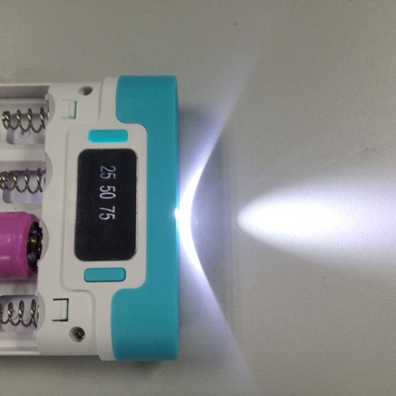 Hộp sạc dự phòng 4 pin 5V 2 A