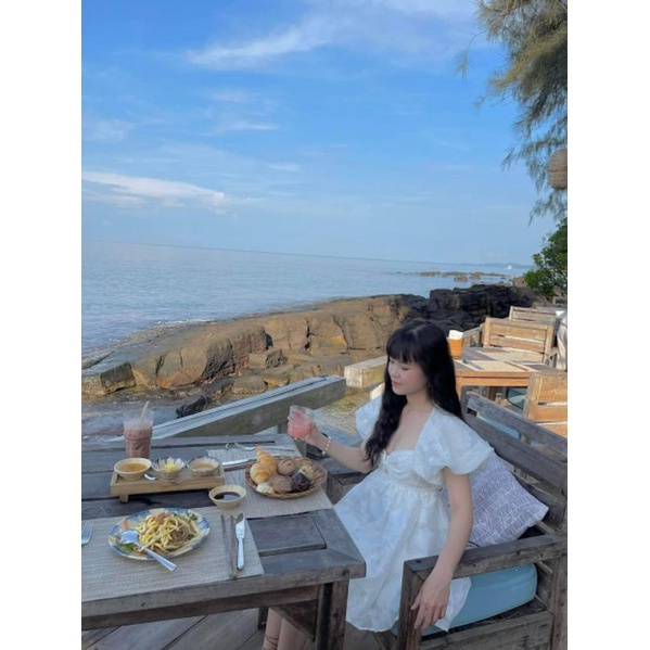 Đầm Trắng Gấm Hoa Tay Phồng Khoét Lưng Rút Ngực