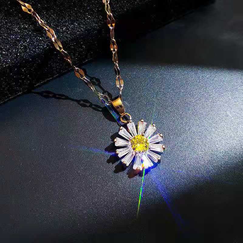 [Không đen gỉ] Dây chuyền thép titan mạ vàng mặt hoa cúc cánh đính đá cao cấp TB534