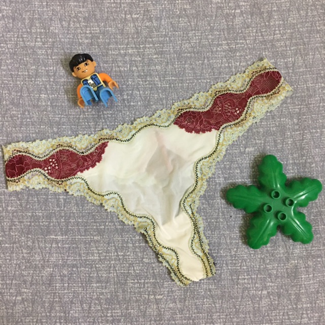 Quần lót nữ lọt khe