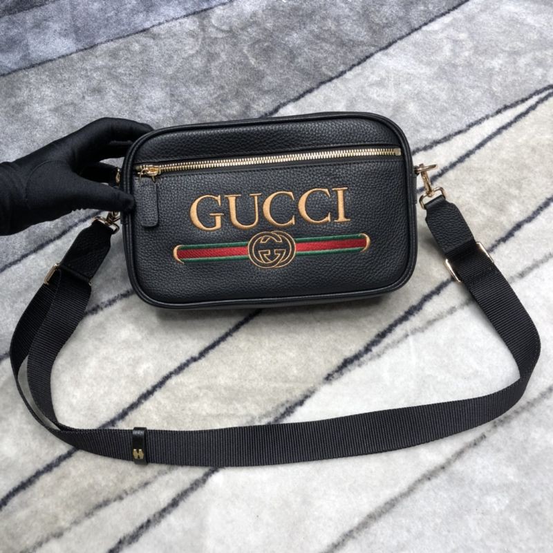 túi đeo chéo nam nữ dáng vuông kéo khóa in logo chữ Gucci GC