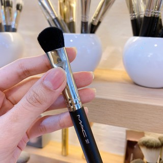 | M.A.C | Cọ Highlight - Contour mũi Mac 227