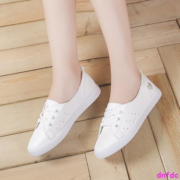 Giày bata da mềm cột dây thoáng khí tông trắng phối hình trái tim nhỏ xinh xắn | BigBuy360 - bigbuy360.vn