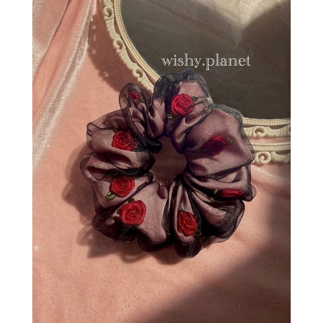 Cột tóc scrunchies “đen tối” của Wishy