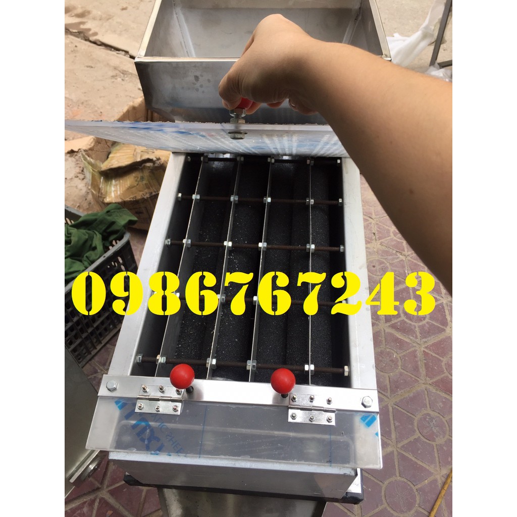 Máy chế biến hạt lạc rang chín, bóc sạch vỏ lụa hạt đậu phộng đã rang.