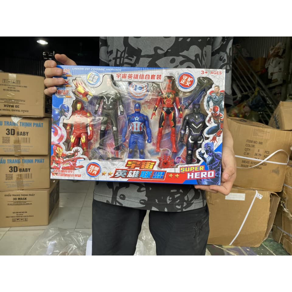 BỘ ĐỒ CHƠI 5 SIÊU ANH HÙNG FULL HỘP ĐẸP CHO BÉ - TÍCH HỢP SẴN PIN CHIẾU ĐÈN TRƯỚC NGỰC