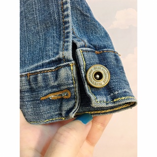 Khoác jean lửng cài nút bướm thêu