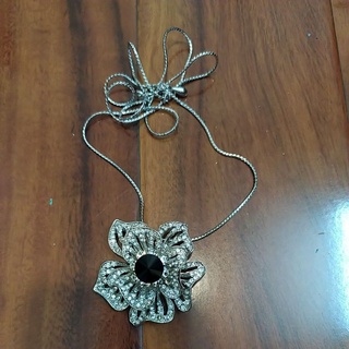 Vòng cổ kim loại hình hoa