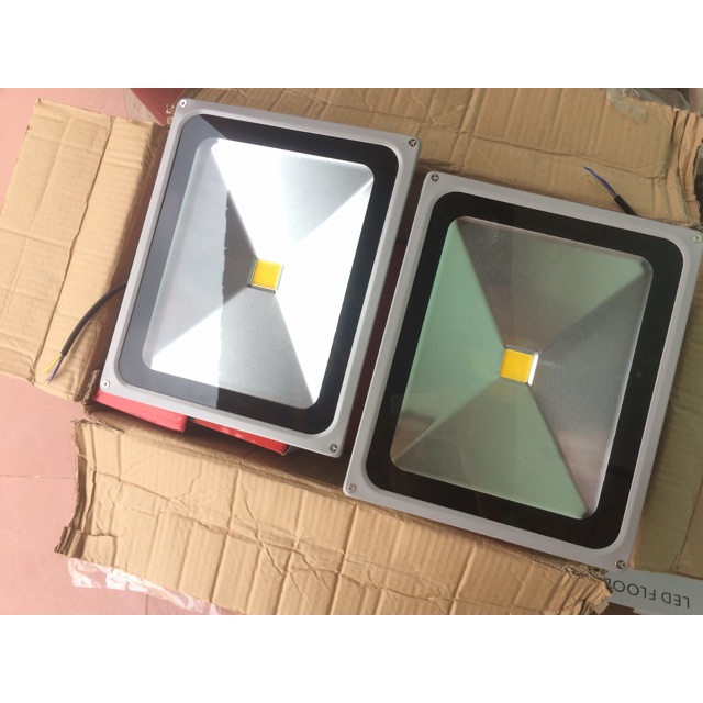 Đèn led pha 220v 50w vàng nắng