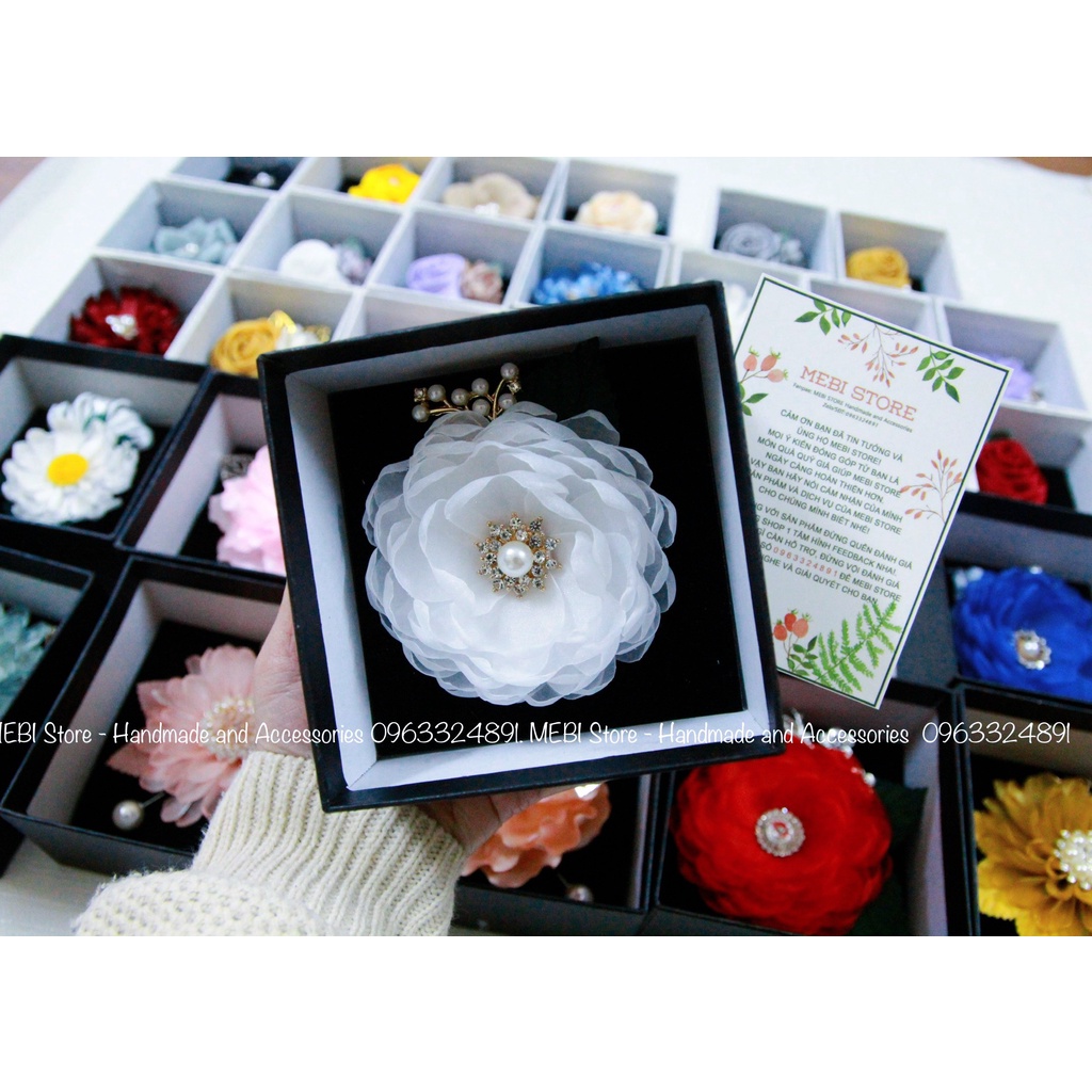 Hoa cài áo handmade mẫu vải voan hàn cánh nhăn xếp tầng mix cành trai chùm màu trắng Nobox
