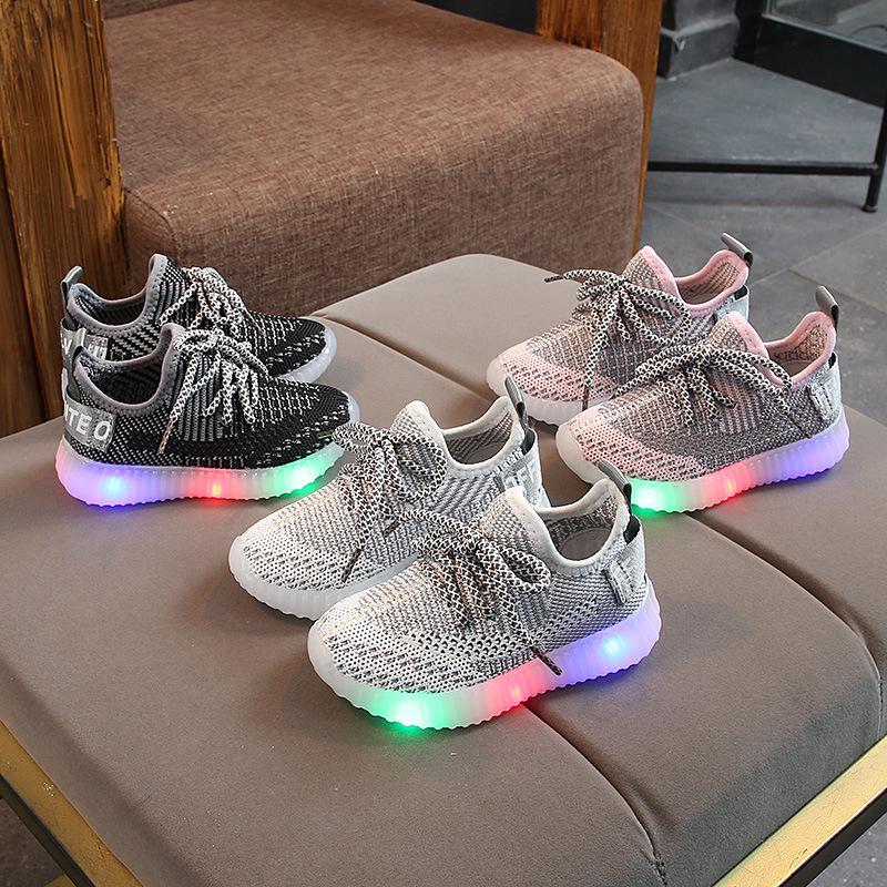 Giày sneaker đế tích hợp đèn led dành cho bé