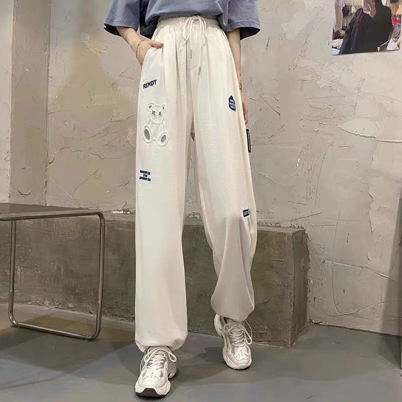 Quần jogger dập nổi hình gấu RUBY HOUSE86 có chốt gấu điều chỉnh mặc 2 kiểu, chất dầy đẹp có 2 size M và L, có 3 màu