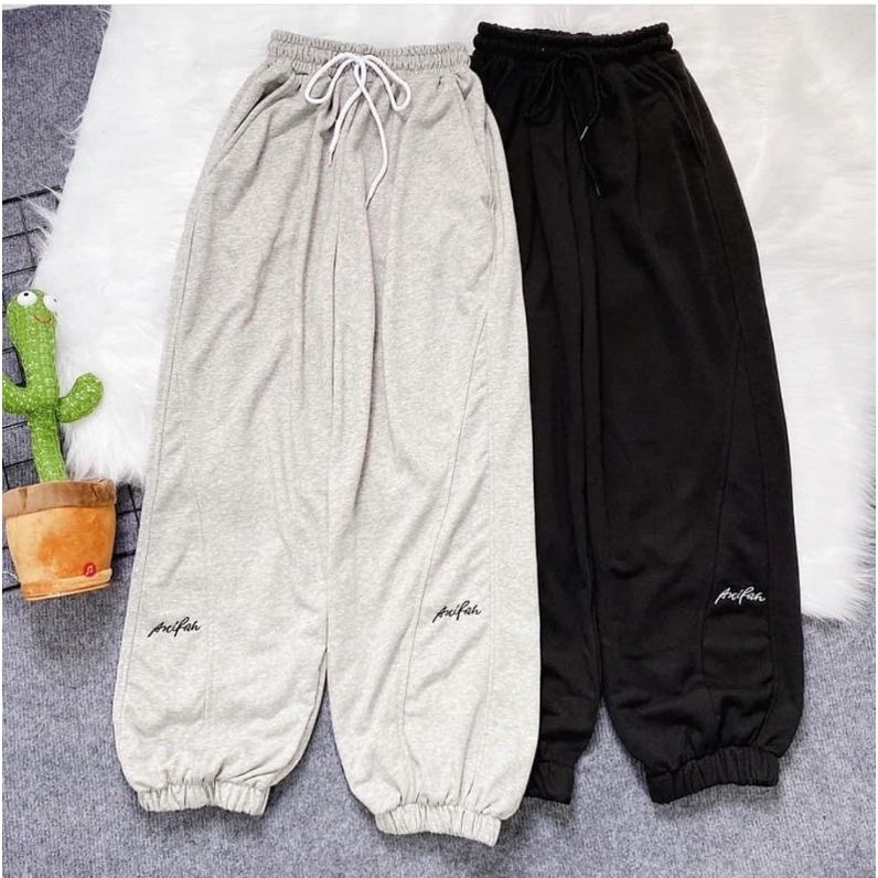 Quần Jogger Thêu Chữ Kí 2 Màu Đen Xám Chất Nỉ Chân Cua Form Nam Nữ