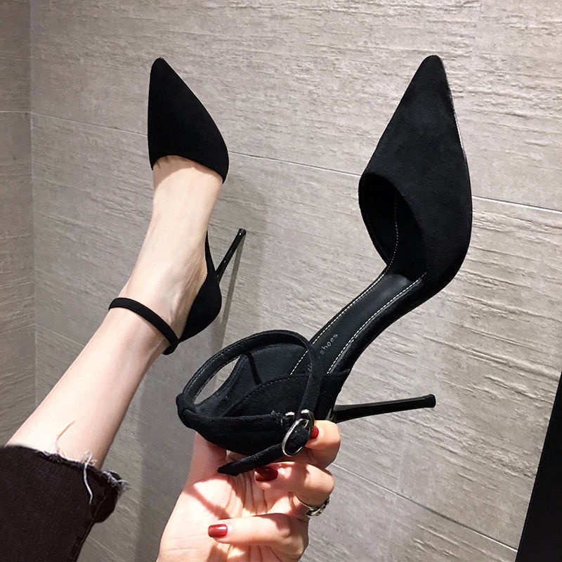 Sandal Cao Gót Mũi Nhọn Màu Đen Phối Khóa Cài Phong Cách Thời Trang Pháp Dành Cho Nữ FT6077