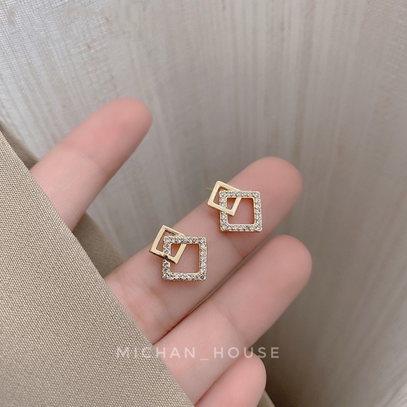 Hoa tai Hàn Quốc hình ziczac mới lạ