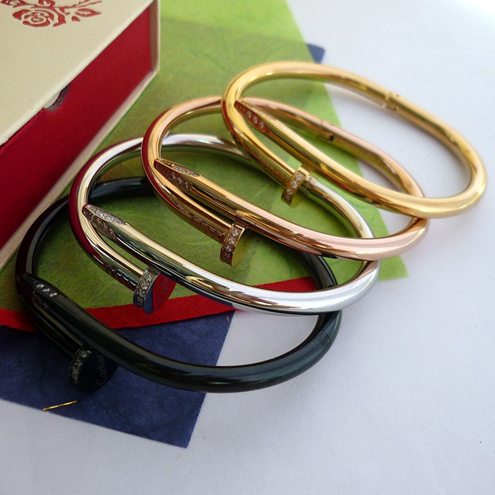 Vòng tay đinh uốn cỡ lớn có đính đá dành cho nam.