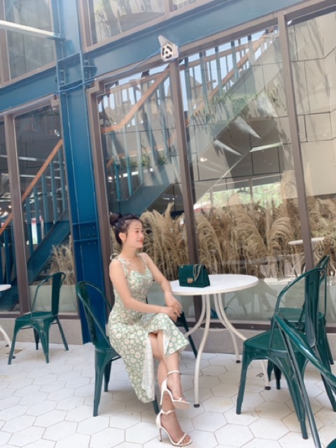 Váy hoa cúc 2 dây xẻ tà