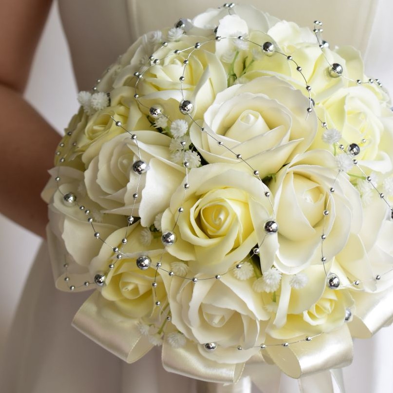 Bó hoa cưới cầm tay cô dâu hoa hồng sáp trắng đính dây châu ánh bạc. Tặng kèm hoa cài áo chú rễ