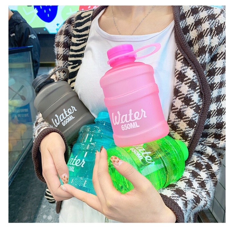 Bình nước nhựa trong suốt hình chai nước dễ thương kèm quai xách tiện lợi dung tích 650ml