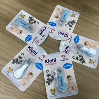 Bấm móng tay cho bé
