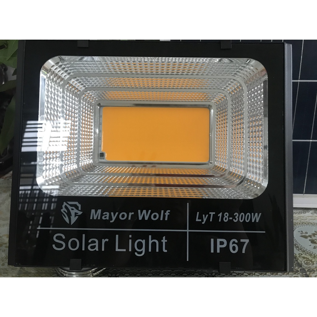 😍Đèn pha năng lượng mặt trời ÁNH SÁNG VÀNG- Mayor Wolf