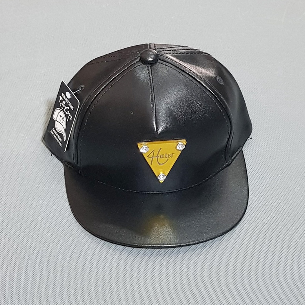 Nón snapback da đen gắn logo cá tính cho bé