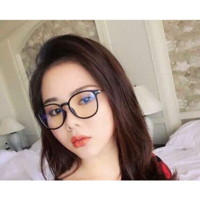 Kính Uniqlo mắt trong tròng tròn