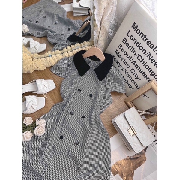 Đầm suông kẻ ô nhí cổ đen nút