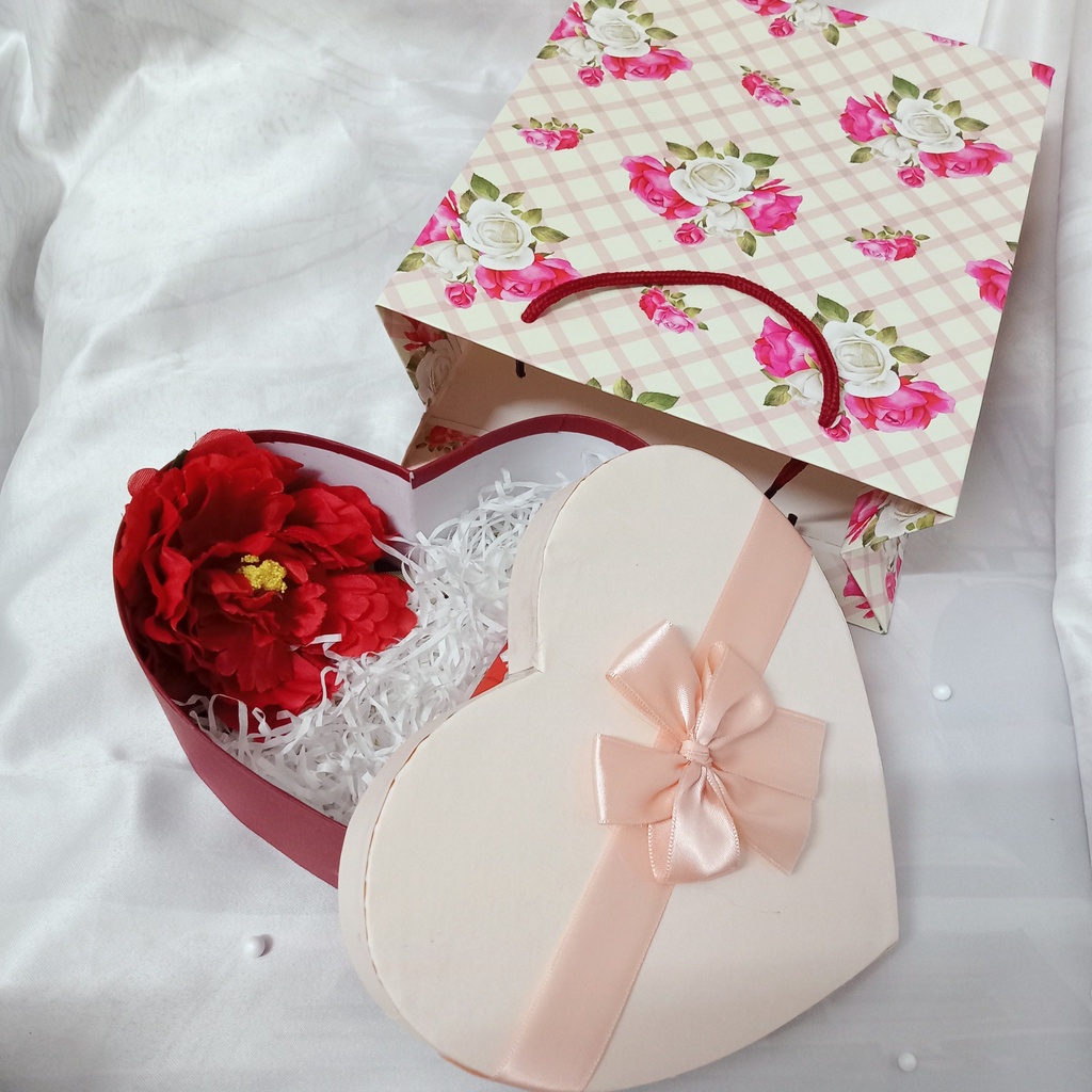 (11x11x6.5cm) Hộp đựng quà tặng kèm túi mix phụ kiện tặng 20/10, 8/3, valentine, ngày kỷ niệm, nhân dịp đặc biệt (A6)
