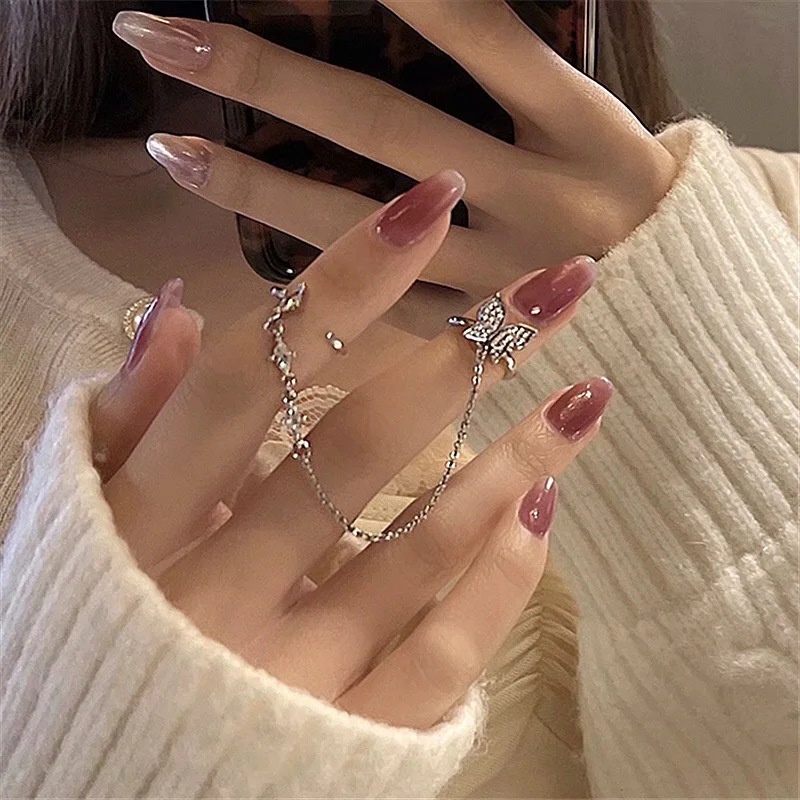 Nhẫn đeo ngón tay mặt bươm bướm phối chuỗi dây tua rua liên kết hợp thời trang