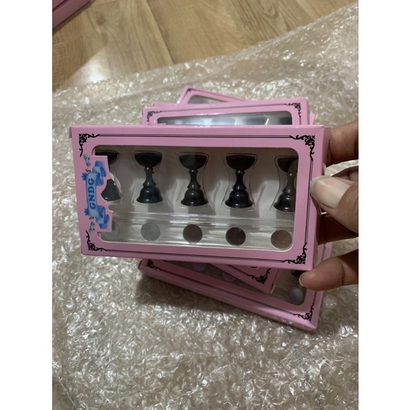 Đế cờ dán móng trưng bày