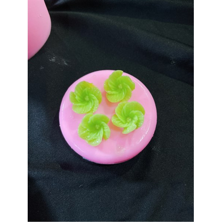 Khuôn Silicone Hoa Cúc Xoay Nhỏ Vĩ 4 Bông