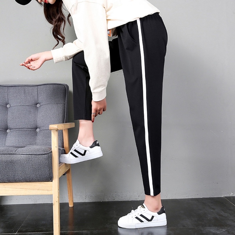 Quần thể thao nữ dáng baggy phối 1 viền kẻ sọc trắng có túi dây rút cạp chun co Dãn chất vải umi dày màu đen mặc đi học