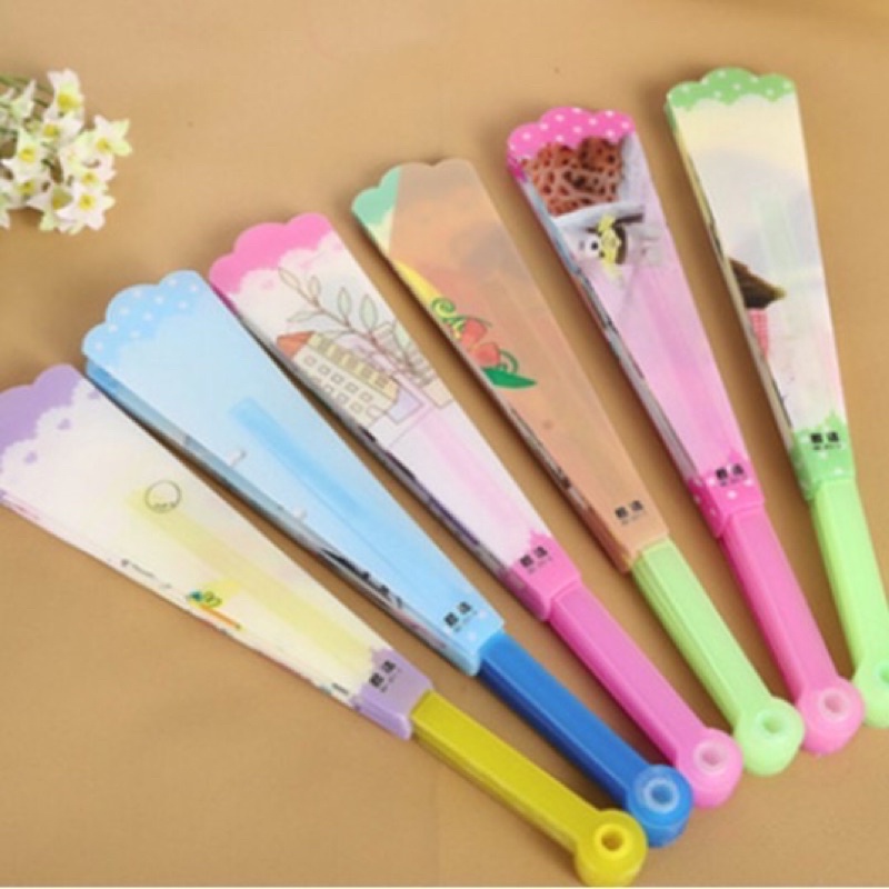 1 chiếc quạt xoè nhựa loại to hình hoa nhã nhặn (dài 24cm)