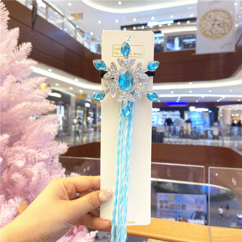 Kẹp tóc hóa thân phong cách nữ hoàng băng giá cho bé