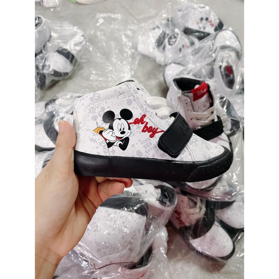 Giày sneaker MK cao cổ viền đen chữ nổi cho bé