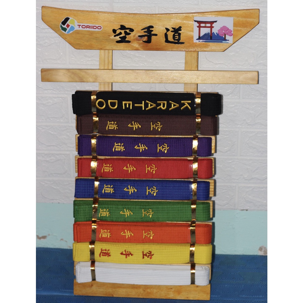 Kệ trưng bài đai võ KARATE, VOVINAM, TAEKWONDO- treo huy chương rất đẹp.