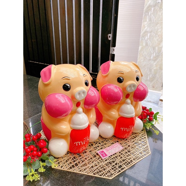 [CHỈ GIAO HCM] Heo đất thạch cao hình Heo baby bú bình sữa (cầu con sinh đôi). Chất liệu thạch cao sơn bóng mịn