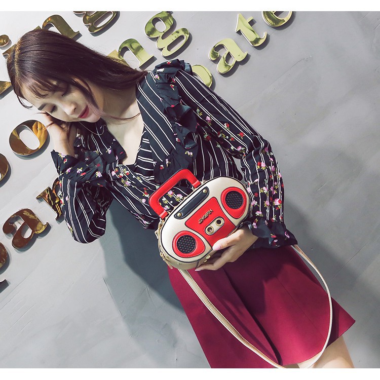 Túi xách đeo chéo hình chiếc đài radio độc lạ