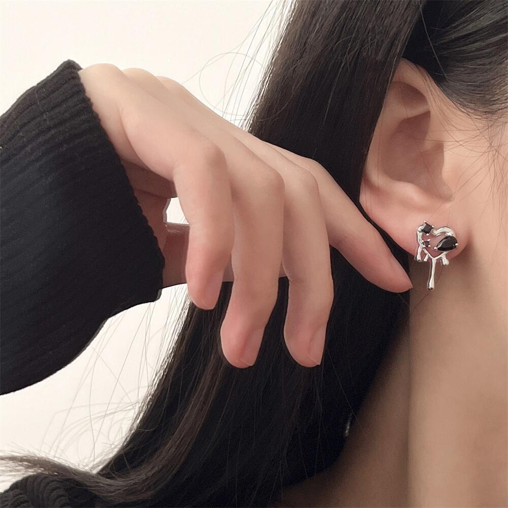 Khuyên Tai Hình Trái Tim Màu Tối Thời Trang Thu Đông Cho Nữ