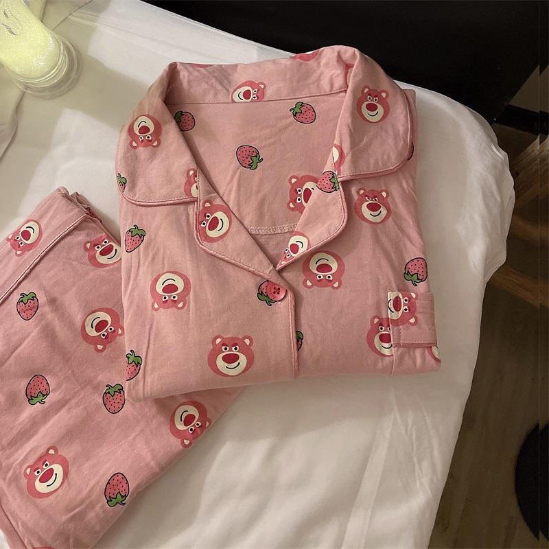Bộ đồ ngủ hai mảnh gồm áo tay dài dáng rộng và quần in hình gấu dâu tây dễ thương phong cách Nhật Bản cho nữ
