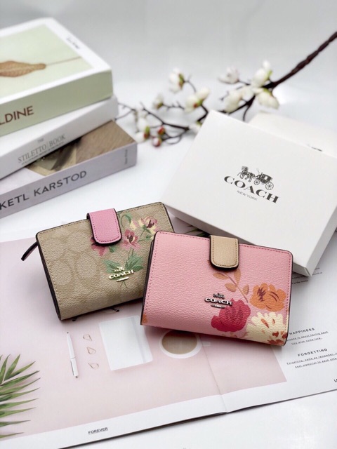 VÍ COACH NẮP GÀI HOA