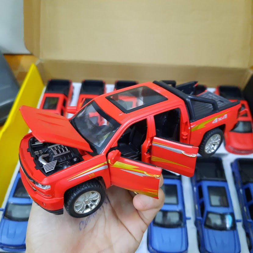 Đồ chơi xe mô hình ô tô Chevrolet Silverado 1:32 bằng kim loại xe chạy cót có âm thanh và đèn mở được các cửa