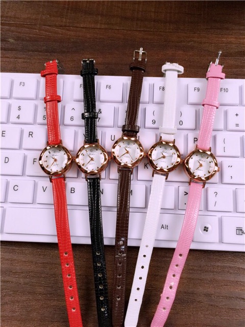 Đồng hồ nữ Yuhao mặt vát 3d nhỏ xinh | BigBuy360 - bigbuy360.vn